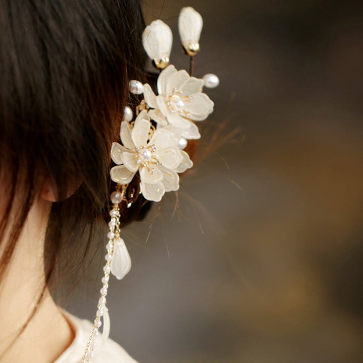 Pince à cheveux latérale classique à pompon en magnolia de Buddha Stones