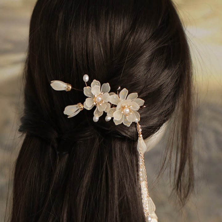 Pince à cheveux latérale classique à pompon en magnolia de Buddha Stones