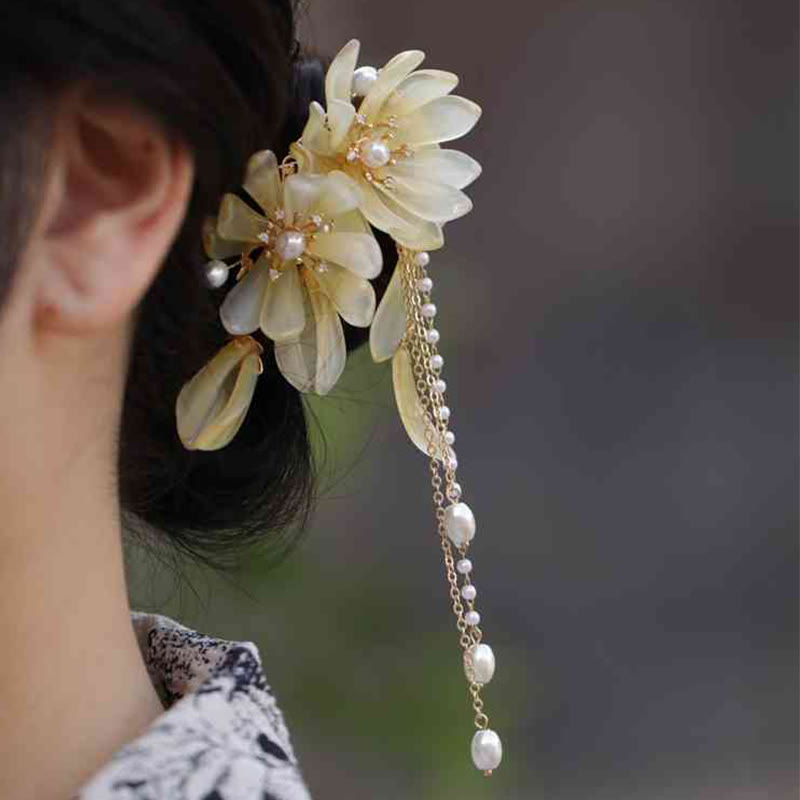Pince à cheveux latérale classique à pompon en magnolia de Buddha Stones