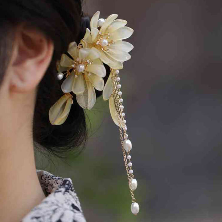 Pince à cheveux latérale classique à pompon en magnolia de Buddha Stones