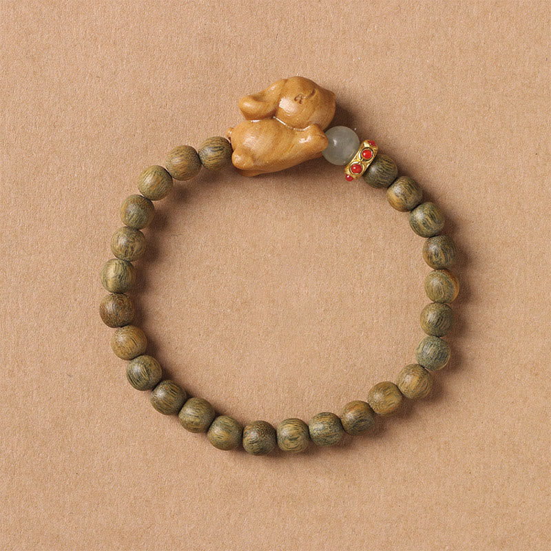 Bracelet positif en bois de santal vert et doré avec Buddha Stones et lapin mignon