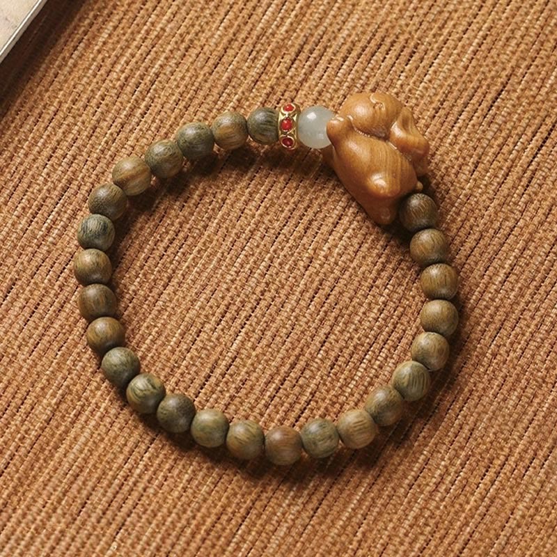 Bracelet positif en bois de santal vert et doré avec Buddha Stones et lapin mignon