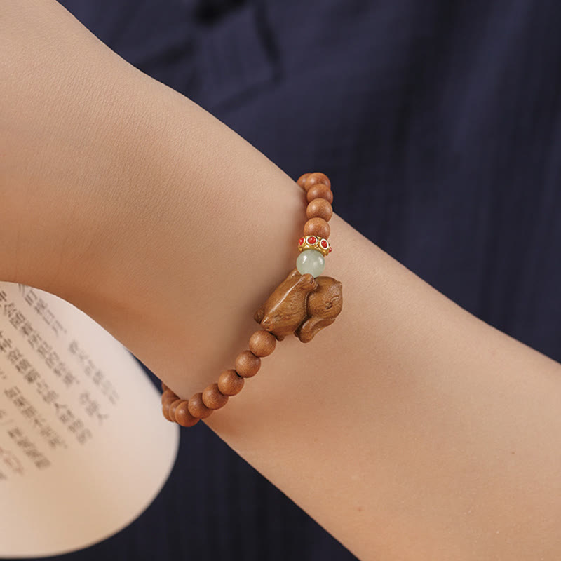 Bracelet positif en bois de santal vert et doré avec Buddha Stones et lapin mignon
