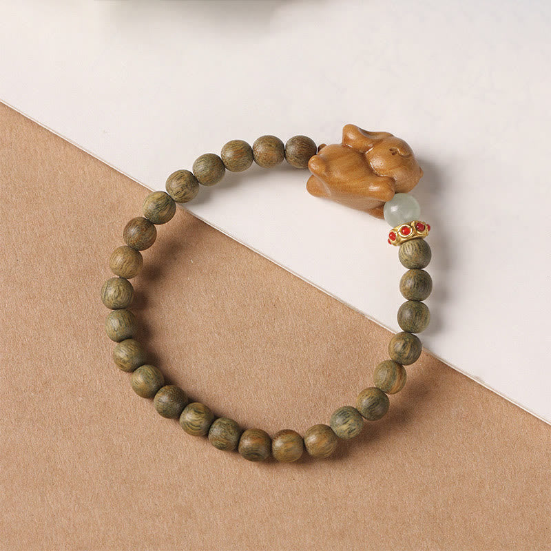 Bracelet positif en bois de santal vert et doré avec Buddha Stones et lapin mignon