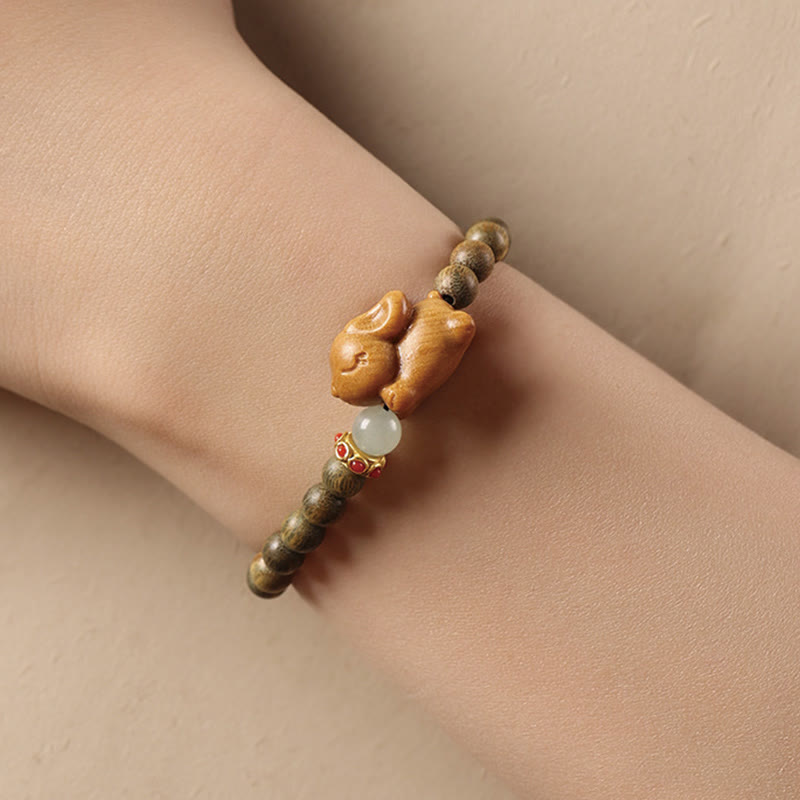 Bracelet positif en bois de santal vert et doré avec Buddha Stones et lapin mignon