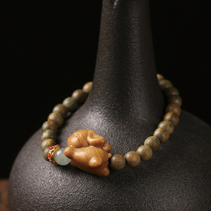 Bracelet positif en bois de santal vert et doré avec Buddha Stones et lapin mignon