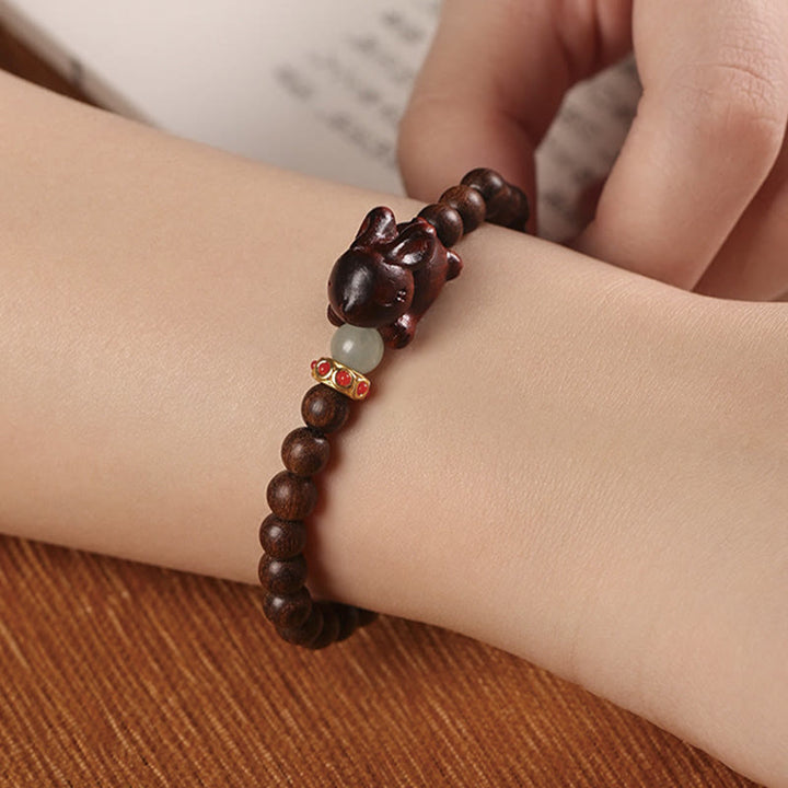Bracelet positif en bois de santal vert et doré avec Buddha Stones et lapin mignon
