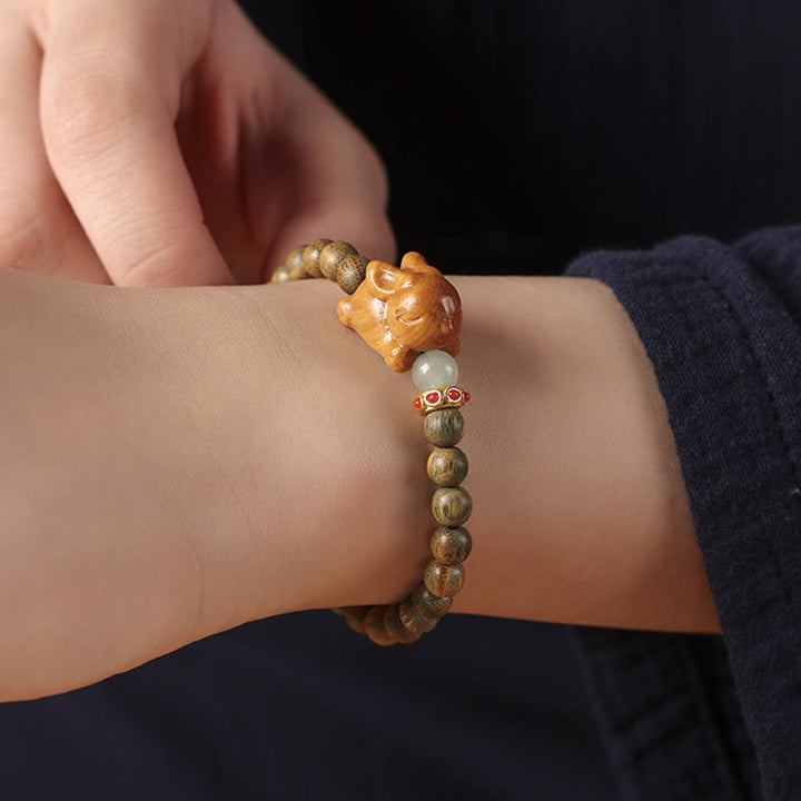 Bracelet positif en bois de santal vert et doré avec Buddha Stones et lapin mignon