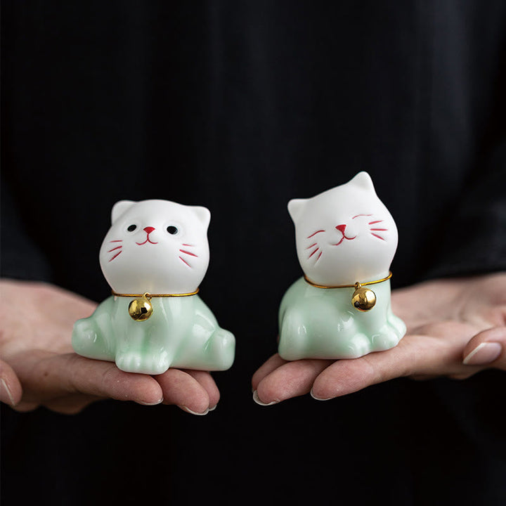 Figurine de Buddha Stones bonheur en céramique vert clair et blanc représentant un mini chat porte-bonheur - image 0
