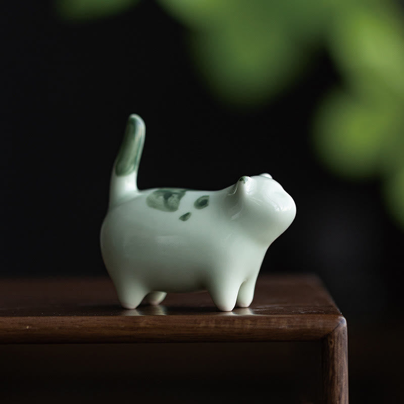 Figurine en céramique représentant un chat endormi, un mini chat tacheté, porte-bonheur , décoration - Chat vert debout 7,7 x 4,3 x 7,7 cm - image 0