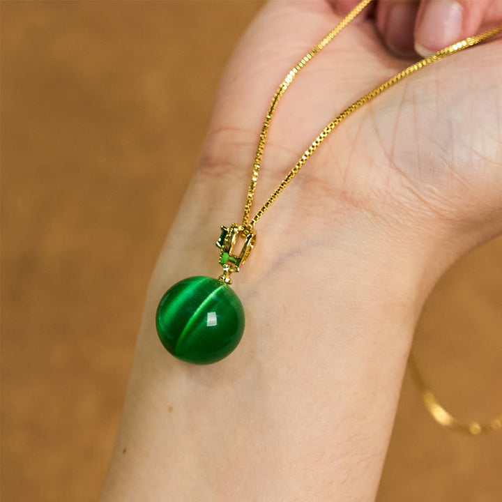 Collier avec pendentif boule ronde œil de chat en Buddha Stones