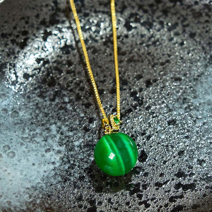 Collier avec pendentif boule ronde œil de chat en Buddha Stones