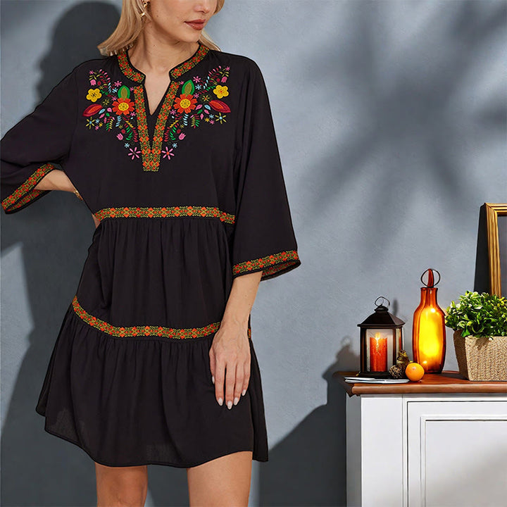 Robe mi-longue ample noire en coton à manches trois-quarts et broderies Buddha Stones à motifs floraux et géométriques