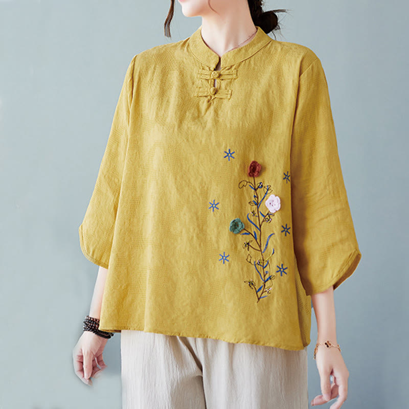 Chemise femme vintage d'été en coton et lin avec broderie florale stéréoscopique et manches trois-quarts et boutons grenouille - image 1