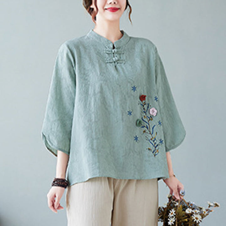 Chemise femme vintage d'été en coton et lin avec broderie florale stéréoscopique et manches trois-quarts et boutons grenouille - image 18