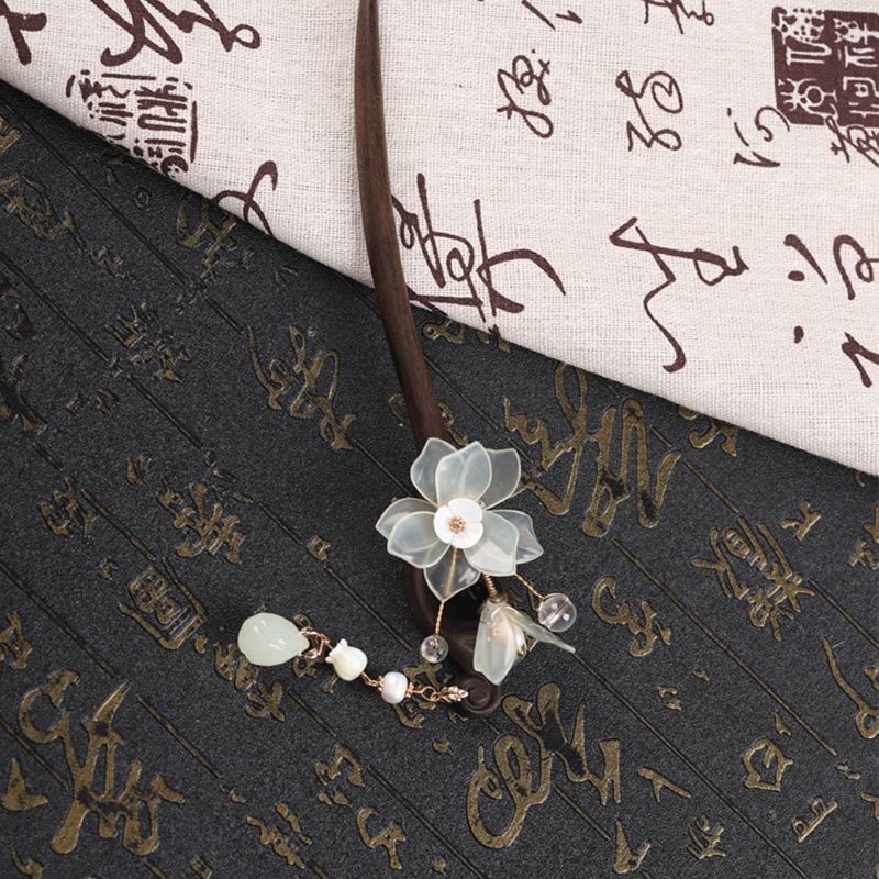 Épingle à cheveux en Buddha Stones, ébène, jade, coquillage, magnolia, pompon, bénédiction