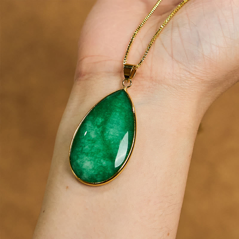 Collier pendentif en jade vert avec Buddha Stones et motif goutte d'eau