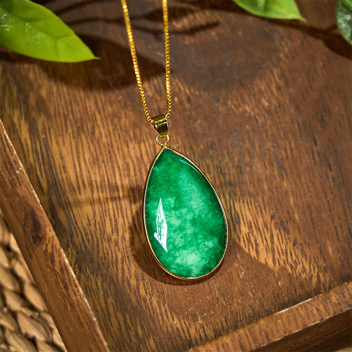 Collier pendentif en jade vert avec Buddha Stones et motif goutte d'eau