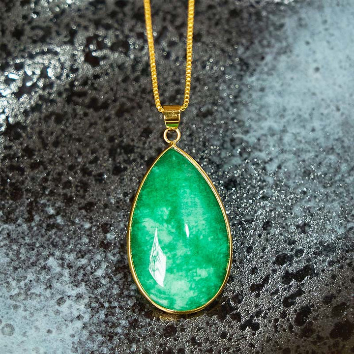 Collier pendentif en jade vert avec Buddha Stones et motif goutte d'eau