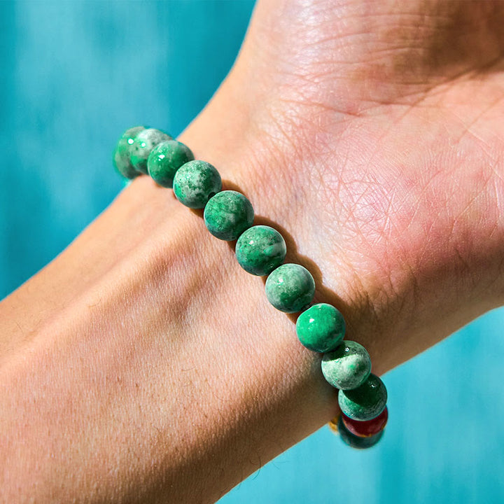 Bracelet de prospérité en jade naturel avec breloque cyclone Om Mani Padme Hum et Buddha Stones