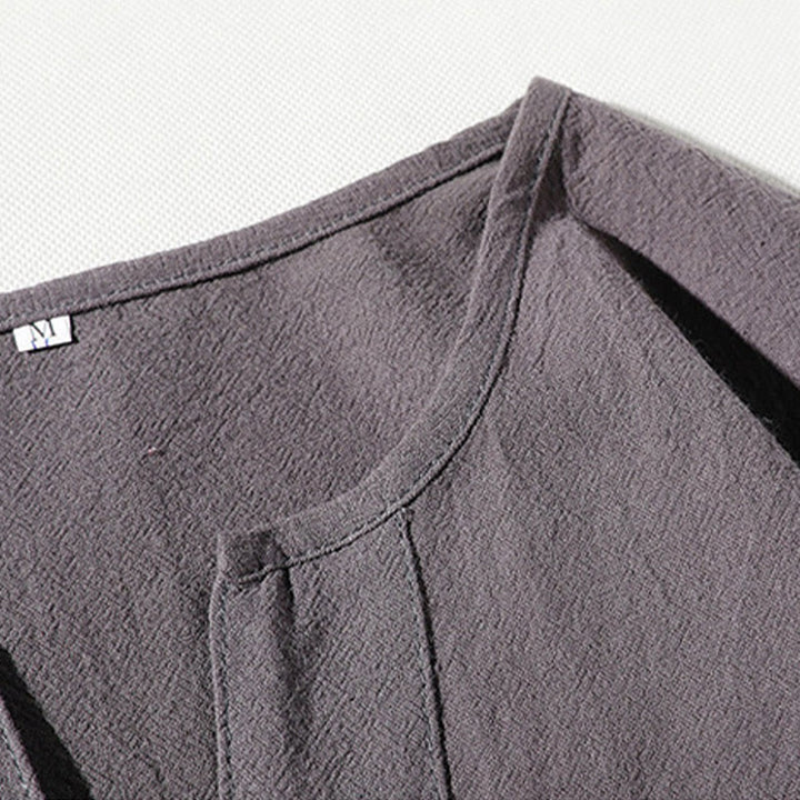 Ensemble de vêtements de méditation pour homme Buddha Stones (2 pièces) : T-shirt uni à col cranté, short large à poches. - image 5