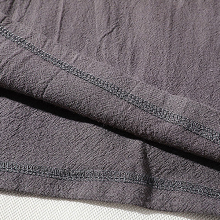 Ensemble de vêtements de méditation pour homme Buddha Stones (2 pièces) : T-shirt uni à col cranté, short large à poches. - image 11