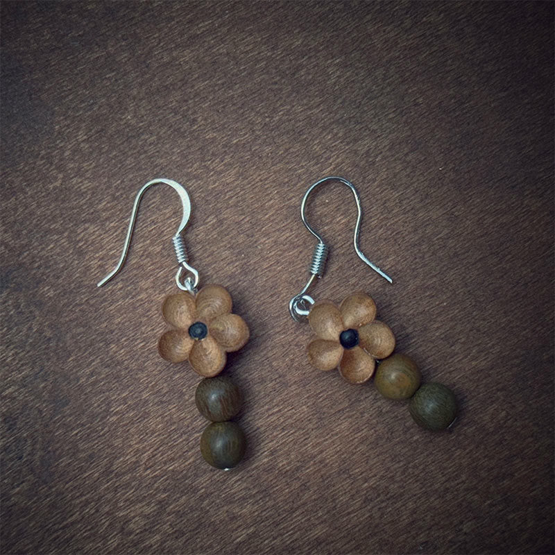 Boucles d'oreilles porte-bonheur en argent sterling 925 avec Buddha Stones , fleur de bois de pêcher et bois de santal vert