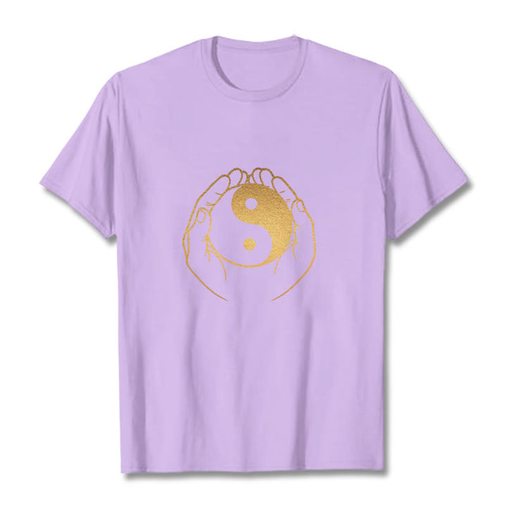 T-shirt avec des Buddha Stones tenant un Yin Yang doré - Prune - 2XL - image 18