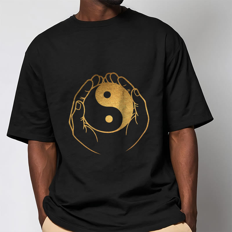 T-shirt avec des Buddha Stones tenant un Yin Yang doré - image 1