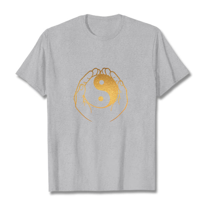 T-shirt avec des Buddha Stones tenant un Yin Yang doré - Gris clair - 2XL - image 10
