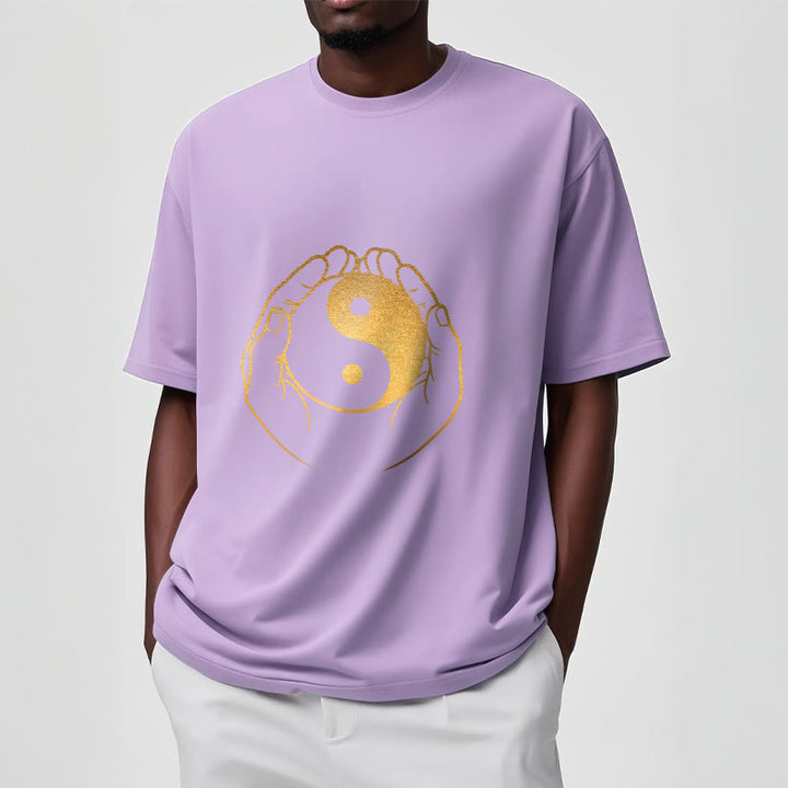 T-shirt avec des Buddha Stones tenant un Yin Yang doré - image 19