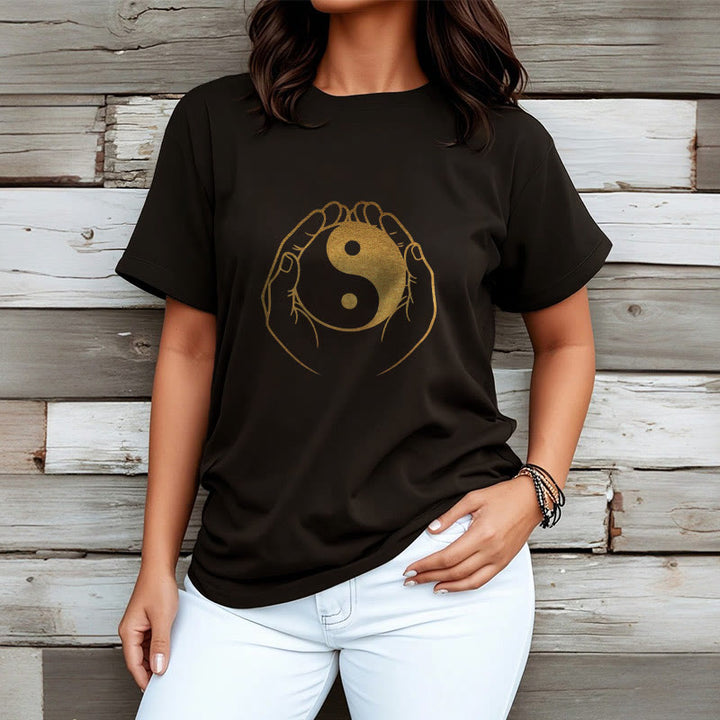 T-shirt avec des Buddha Stones tenant un Yin Yang doré - image 3