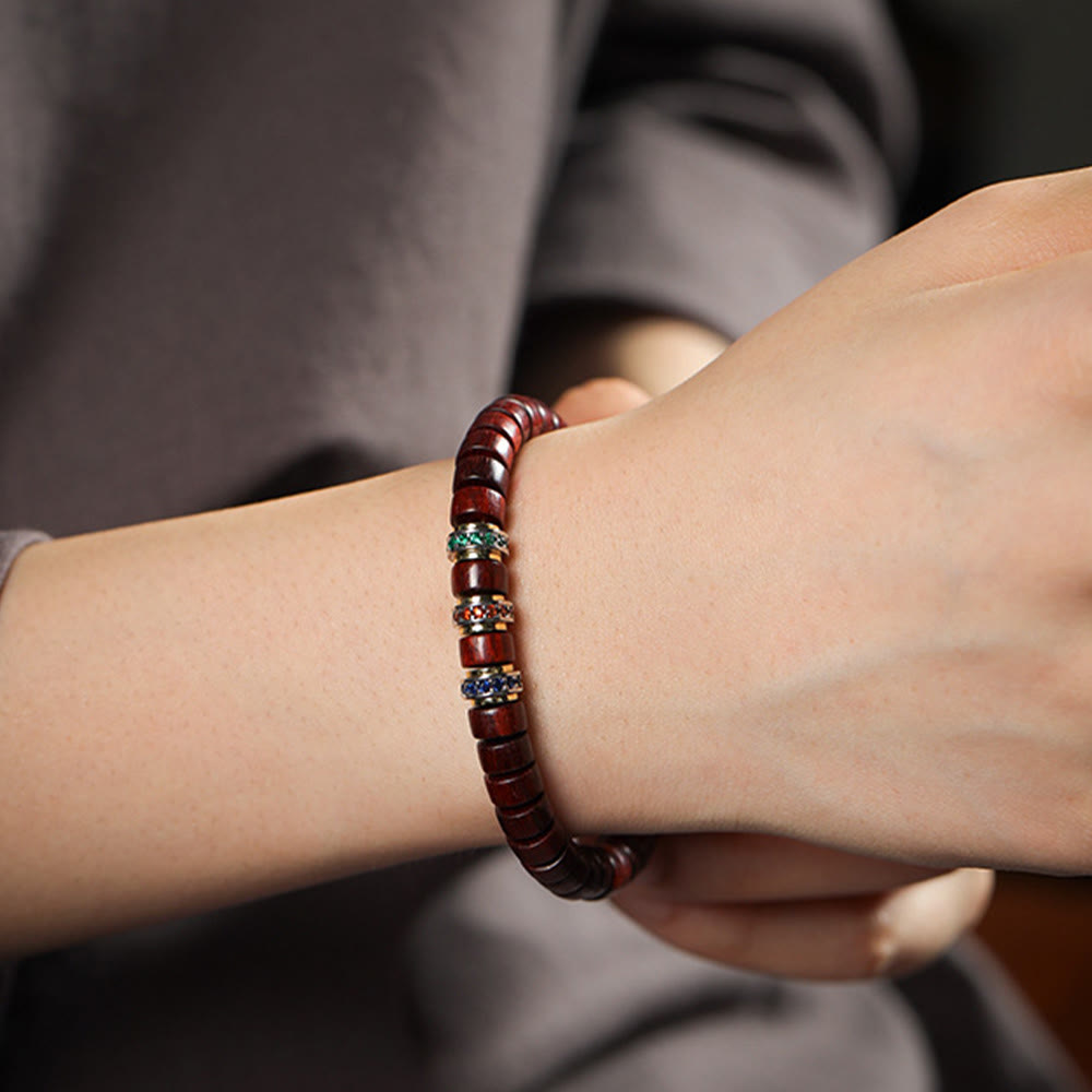 Bracelet de paix en bois d' Buddha Stones et petites feuilles de santal rouge et zircon