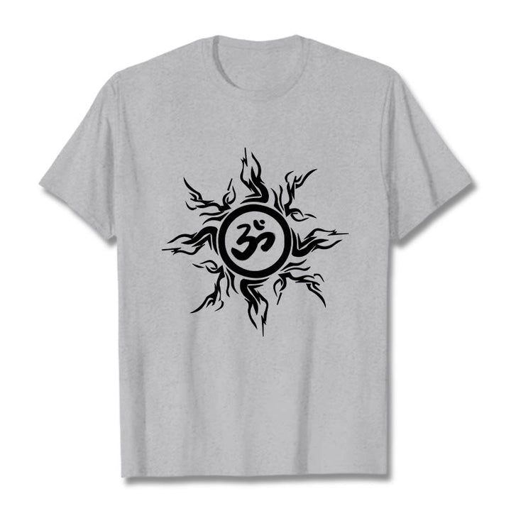 T-shirt en coton avec motif de Buddha Stones et de soleil entourant un symbole Om - Gris clair - 2XL - image 19