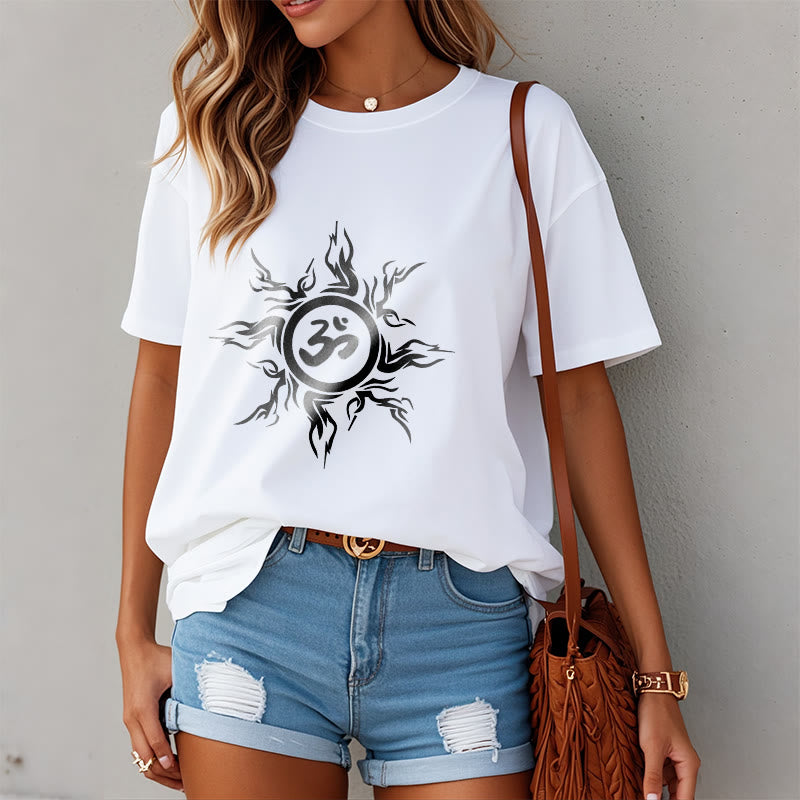 T-shirt en coton avec motif de Buddha Stones et de soleil entourant un symbole Om - image 1