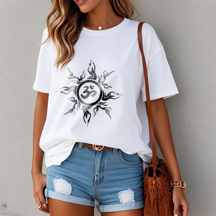 T-shirt en coton avec motif de Buddha Stones et de soleil entourant un symbole Om - image 1