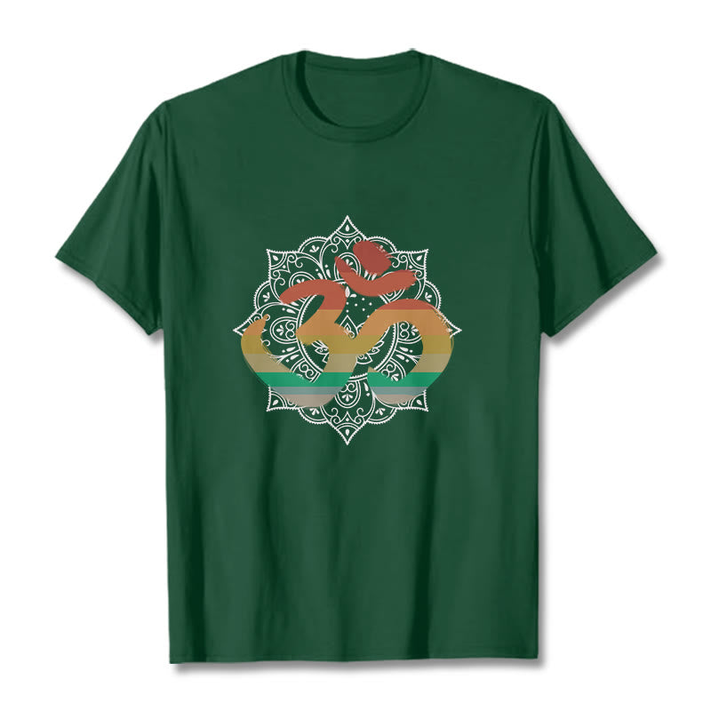 T-shirt en coton avec motif de mandala sanskrit et Buddha Stones dégradées de couleurs - Vert forêt - 2XL - image 0