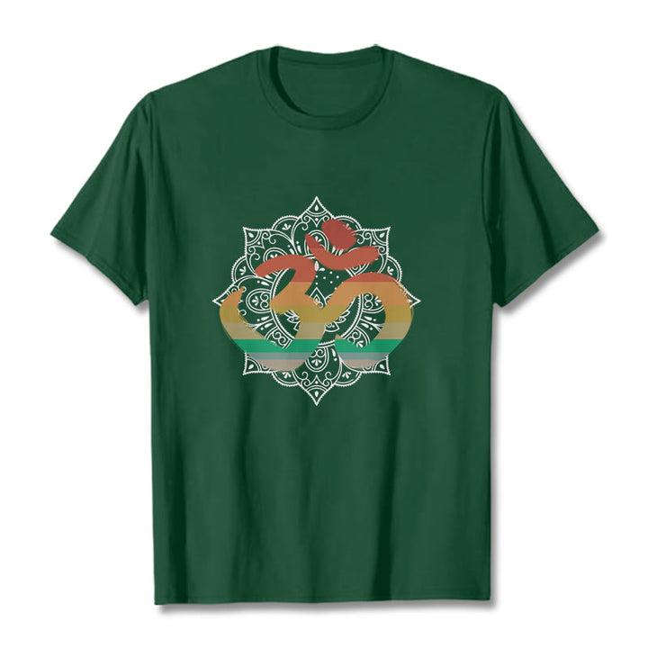 T-shirt en coton avec motif de mandala sanskrit et Buddha Stones dégradées de couleurs - Vert forêt - 2XL - image 0