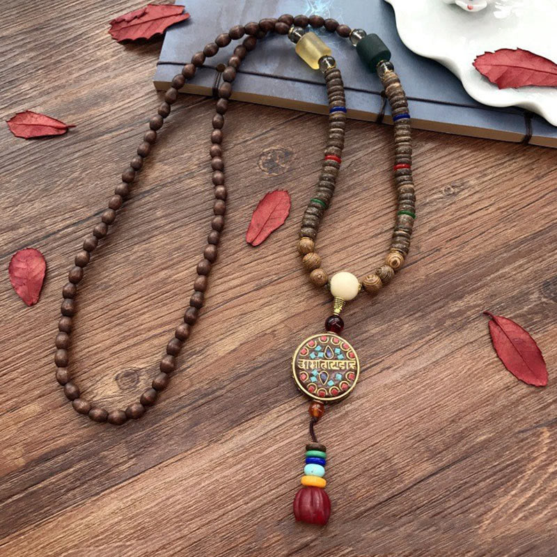 Buddha Stones pendentif en perles de cuivre et mantra lumineux en bois de schima, fait à la main en coquille de noix de coco tibétaine