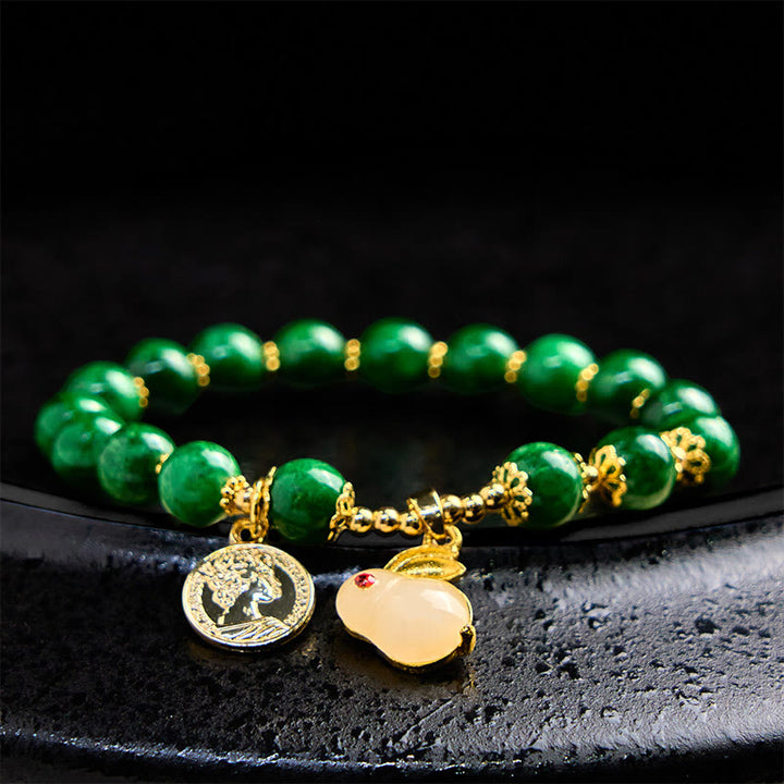 Bracelet en calcite verte et Buddha Stones avec breloque en forme de lapin