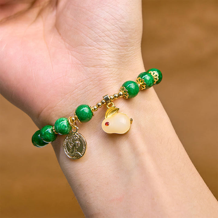 Bracelet en calcite verte et Buddha Stones avec breloque en forme de lapin