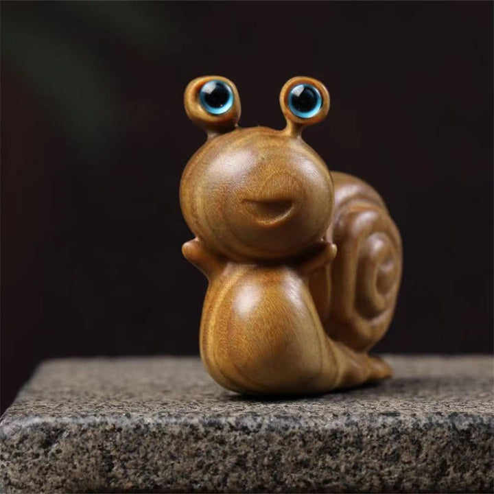 Mini escargot sculpté en bois de santal vert en Buddha Stones , décoration de bureau