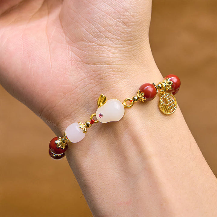 Bracelet de bénédiction avec breloque en forme de lapin mignon et de personnage de cinabre en Buddha Stones