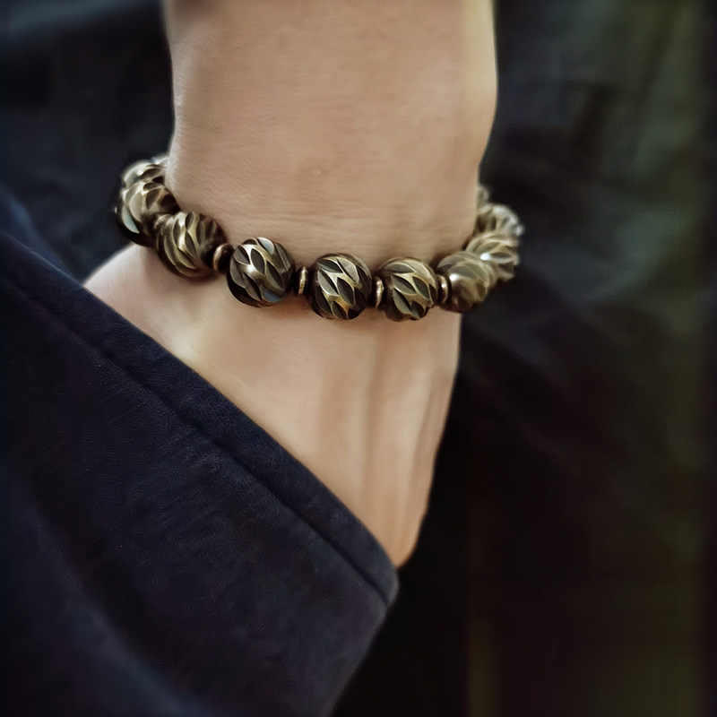 Bracelet de richesse en perles de cuivre et laiton, motif de couteau sculpté vintage en Buddha Stones