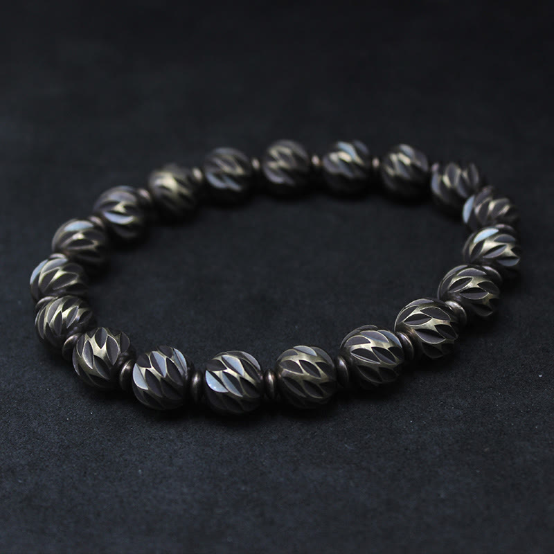Bracelet de richesse en perles de cuivre et laiton, motif de couteau sculpté vintage en Buddha Stones