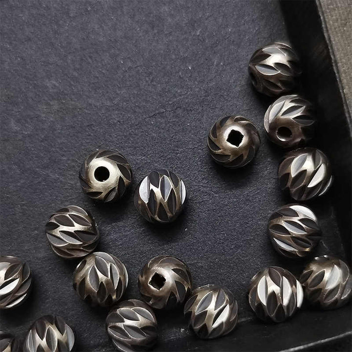 Bracelet de richesse en perles de cuivre et laiton, motif de couteau sculpté vintage en Buddha Stones