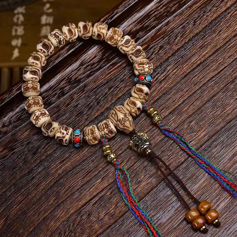 Bracelet tibétain à pompon sculpté en Buddha Stones
