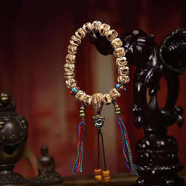 Bracelet tibétain à pompon sculpté en Buddha Stones