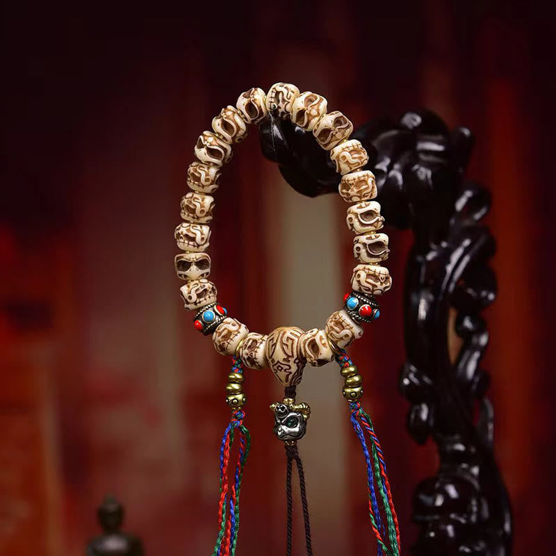Bracelet tibétain à pompon sculpté en Buddha Stones