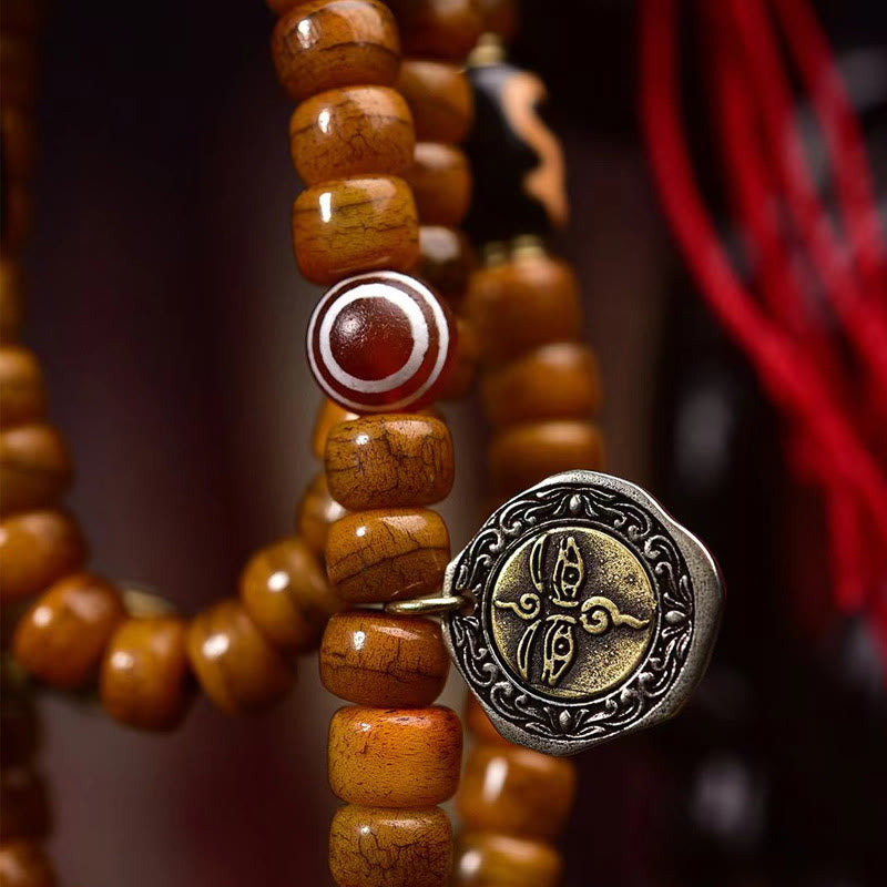 Mala tibétain à 108 perles en os de chameau et pompon porte-bonheur en Buddha Stones